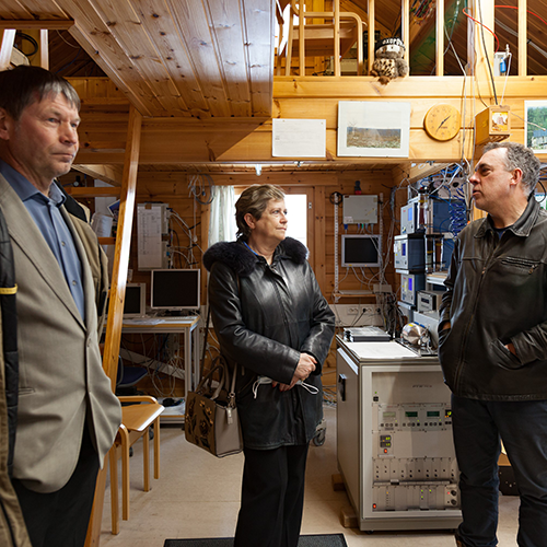 HE Agnès Cukierman, Ambassador of France to Finland discusses climate research with Academy Professor Timo Vesala of University of Helsinki and ICOS Finland. On the left, Antti Uotila, Director of the Hyytiälä forestry field station. 