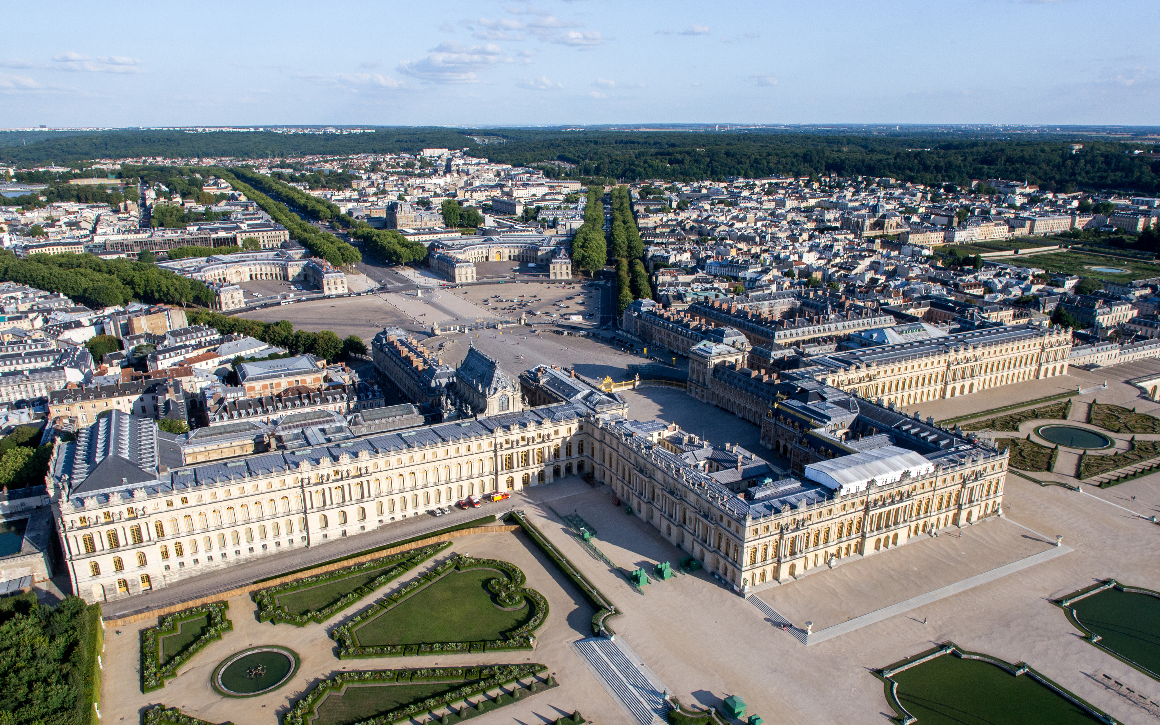 Aerial photograph of Versailles. Photo credit: Wikimedia Commons