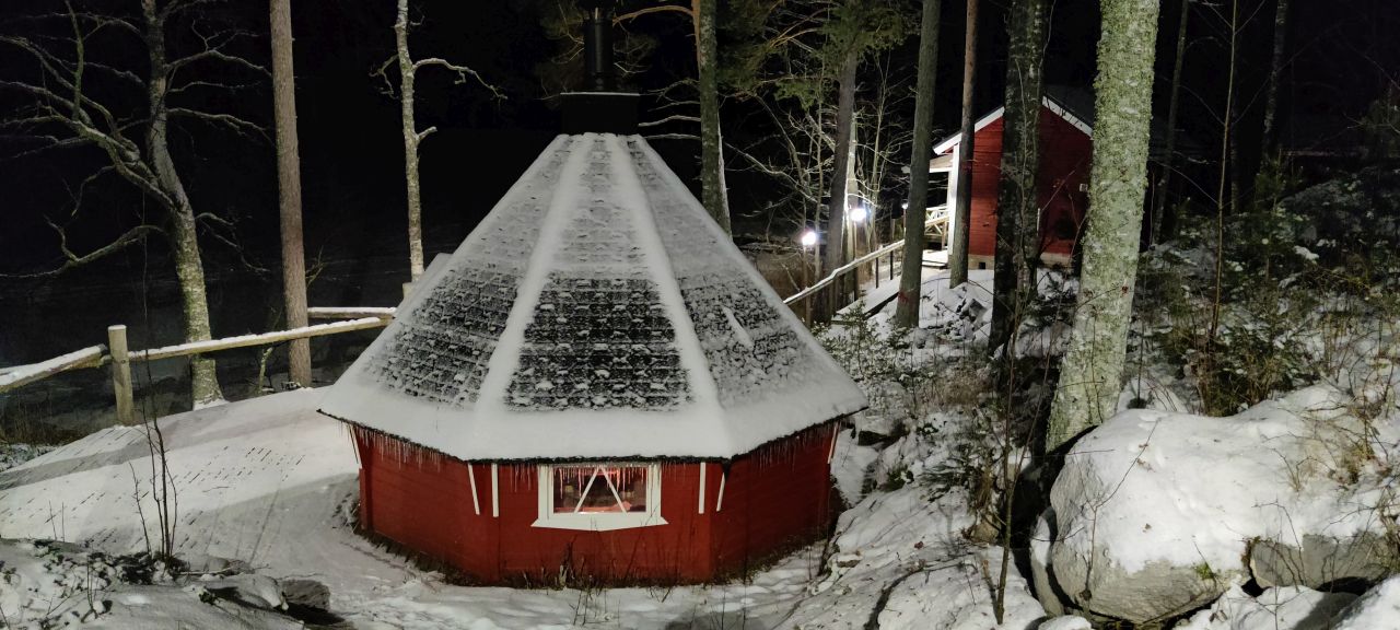 Hyytiälä kota and sauna in winter time