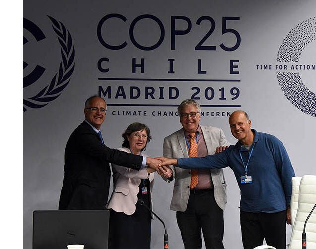 People from left to right shaking hands: Melchor Gonzáles of IOCAG, Carmen Rus of AEMET, Werner Kutsch of ICOS and Emilio Cuevas from Izaña Research Center of Aemet.