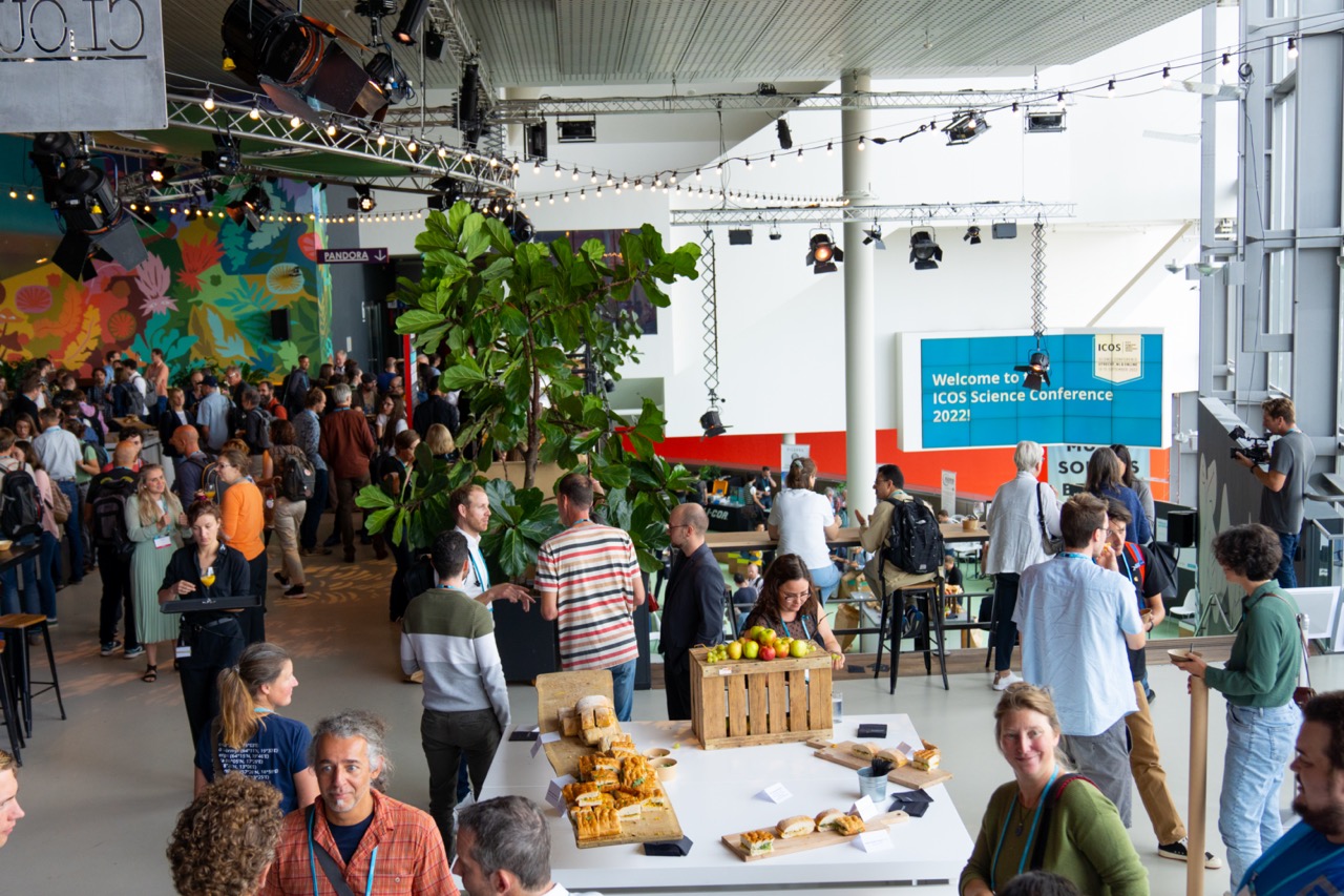 picture of a group of scientists talking to one another during a coffee break at the ICOS Science Conference 2022