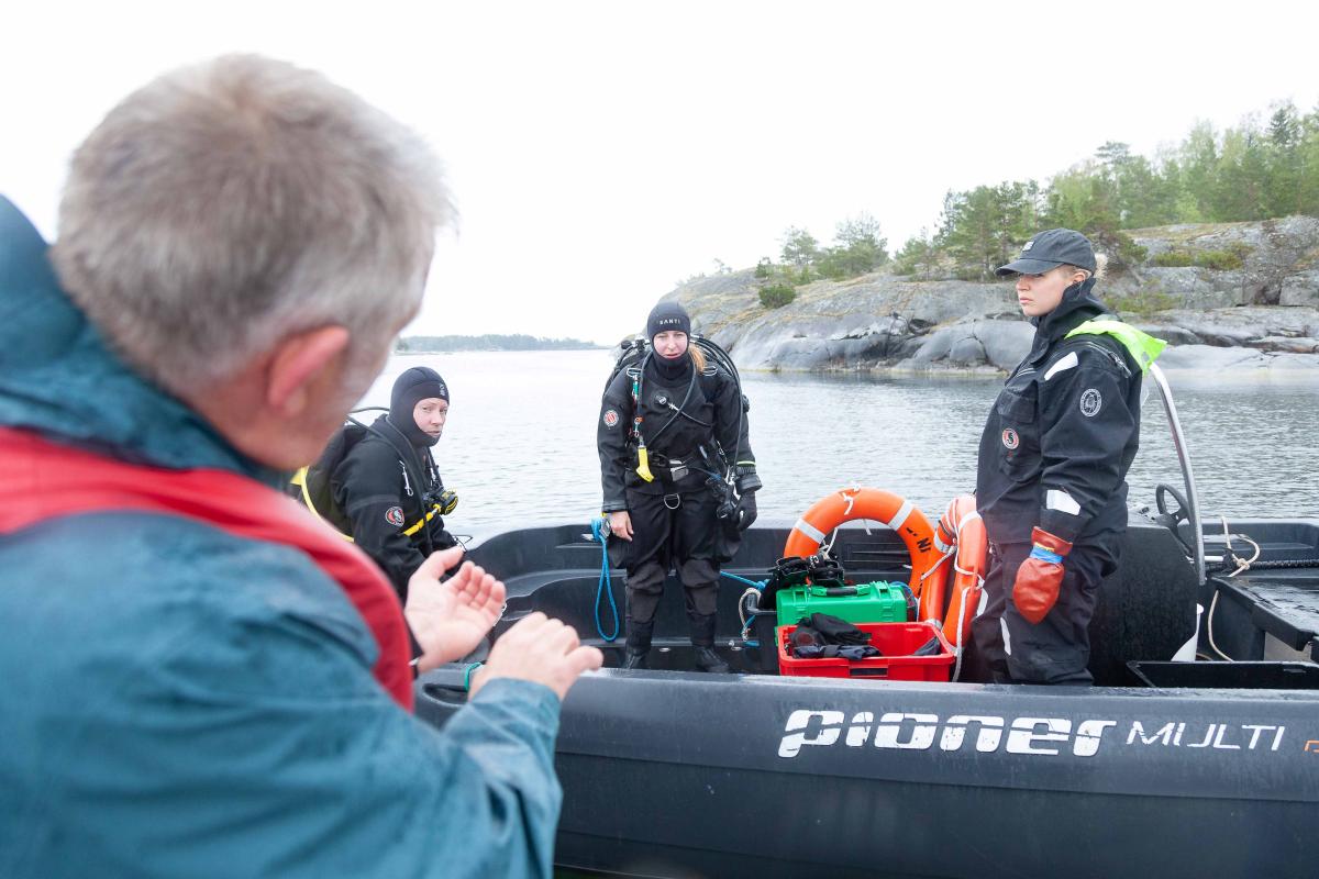 Photograph of divers on a boat about to head on an expedition