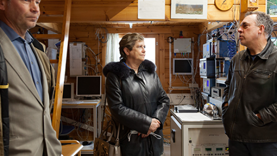 HE Agnès Cukierman, Ambassador of France to Finland discusses climate research with Academy Professor Timo Vesala of University of Helsinki and ICOS Finland. On the left, Antti Uotila, Director of the Hyytiälä forestry field station. 