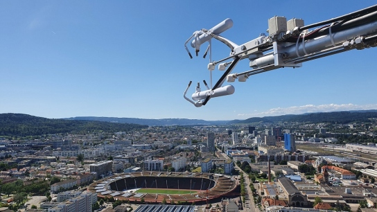 Eddy covariance system with inlets for REA sampler on mast