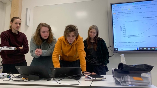 Highschool kids coding ICOS station data