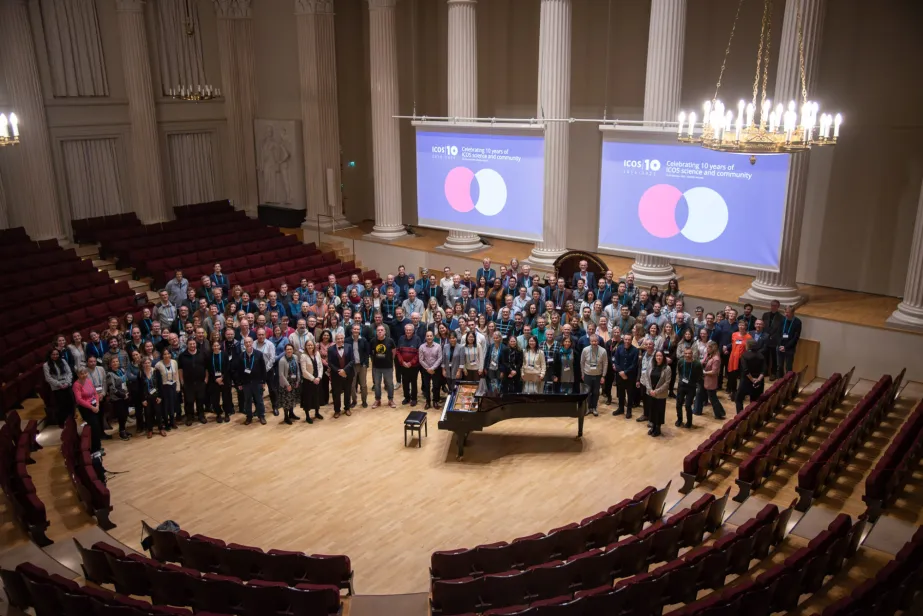 Group photo of ICOS 10 participants